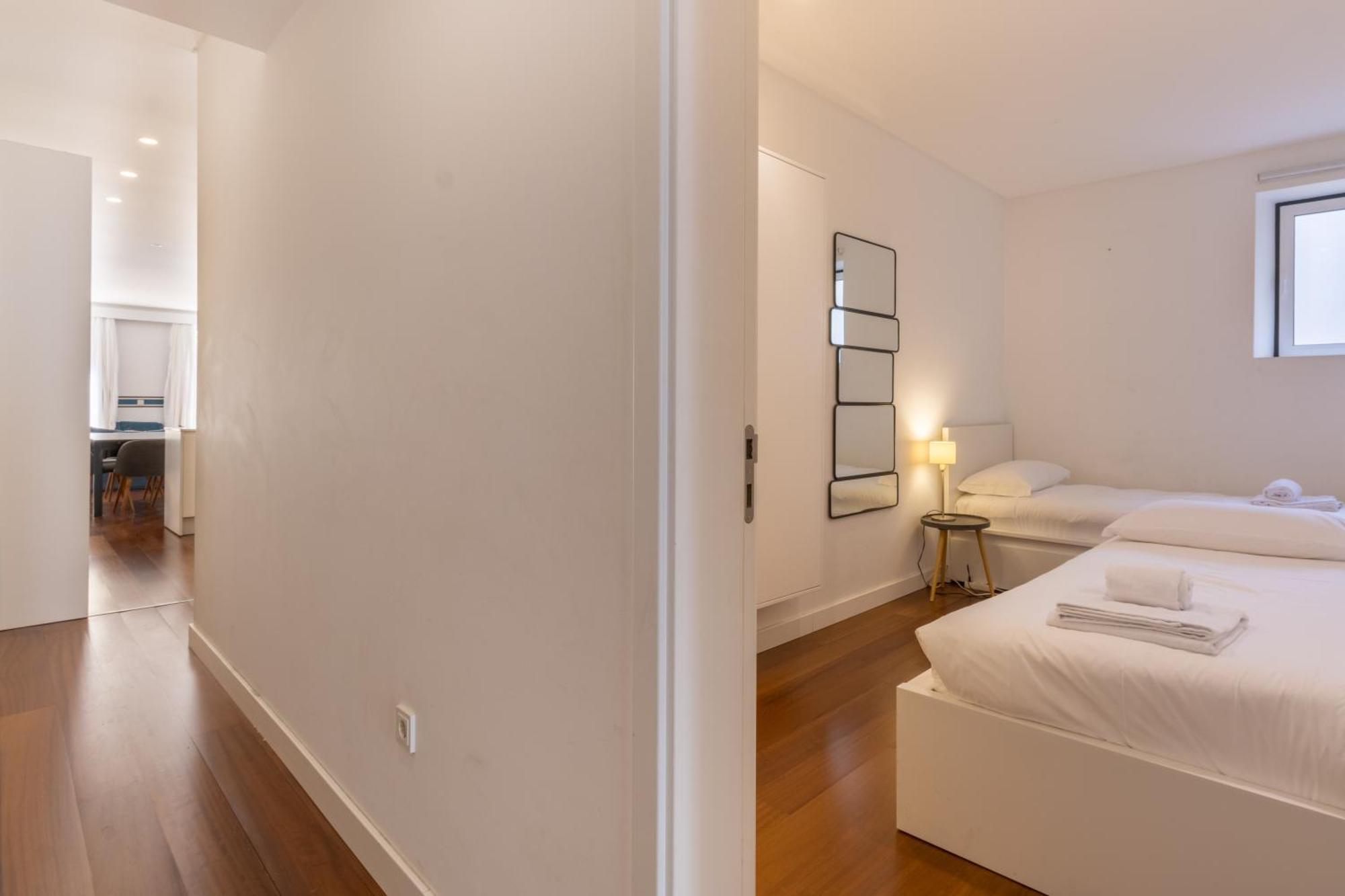 Modern 3Br, Terrace, Ac/Heating & Self Check-In Apartment Lisbon Luaran gambar