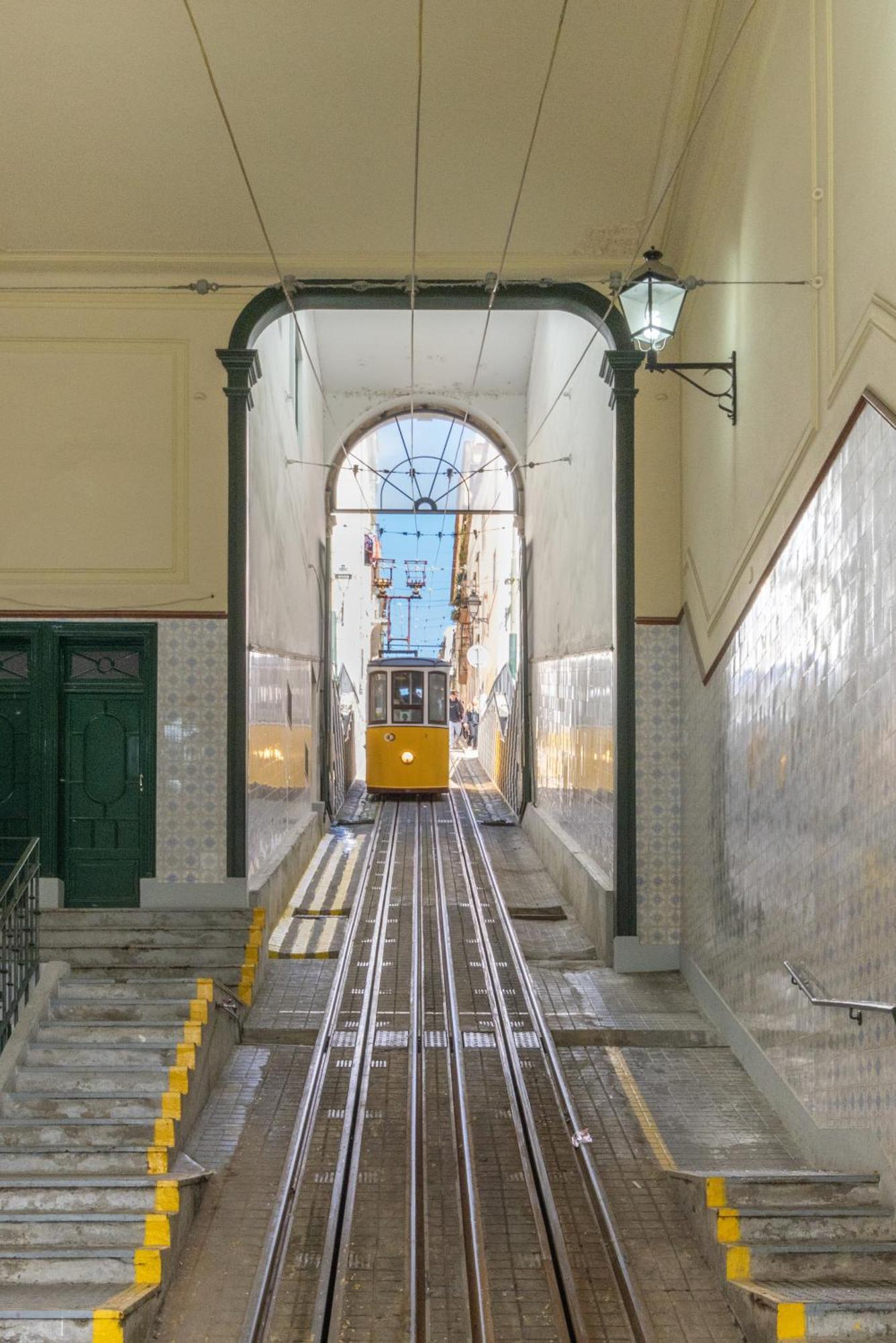 Modern 3Br, Terrace, Ac/Heating & Self Check-In Apartment Lisbon Luaran gambar