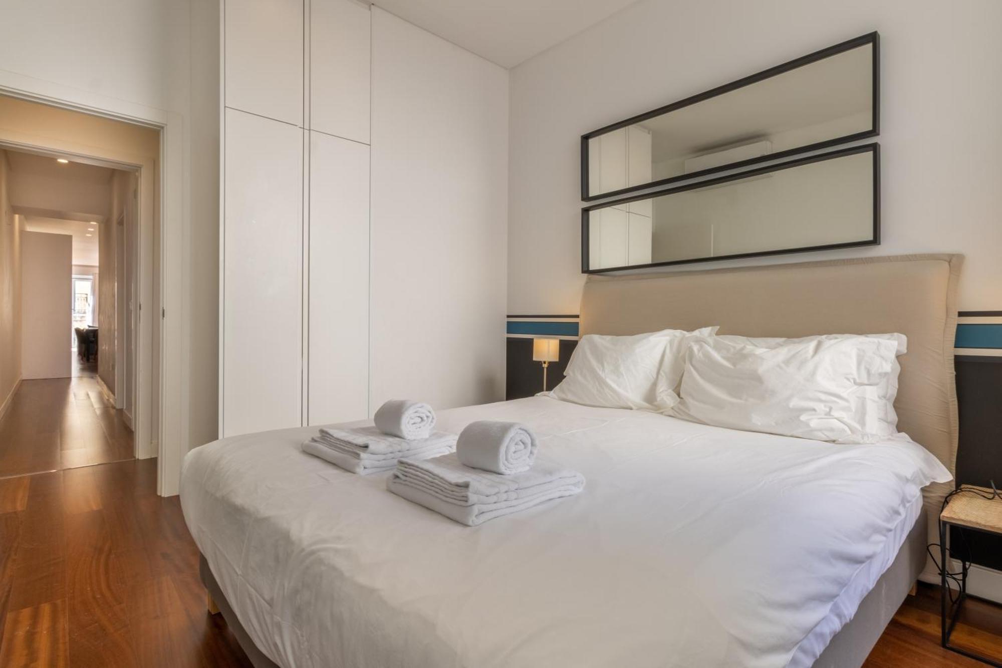 Modern 3Br, Terrace, Ac/Heating & Self Check-In Apartment Lisbon Luaran gambar