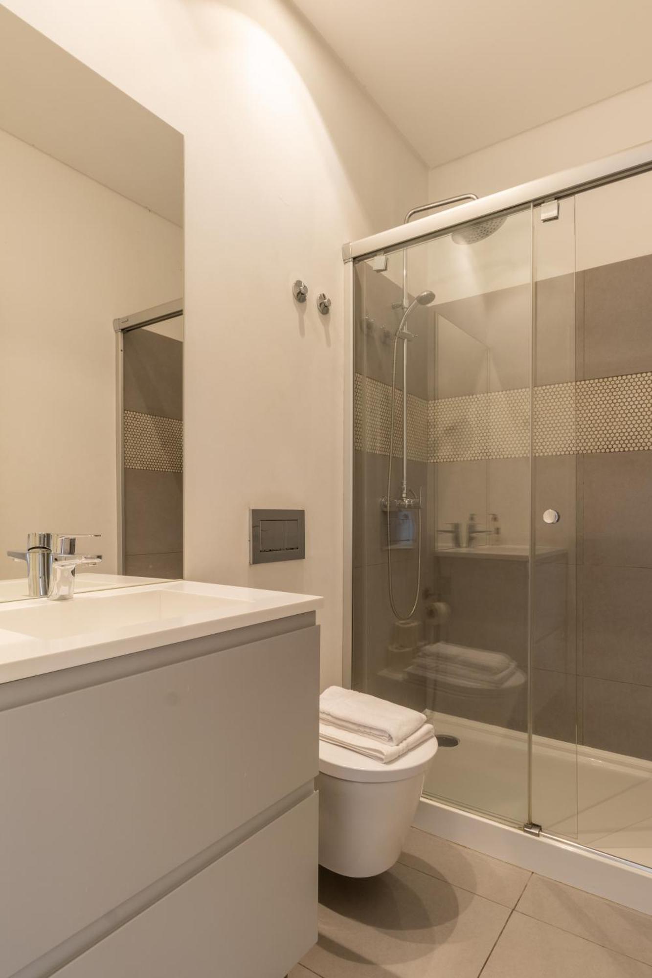 Modern 3Br, Terrace, Ac/Heating & Self Check-In Apartment Lisbon Luaran gambar