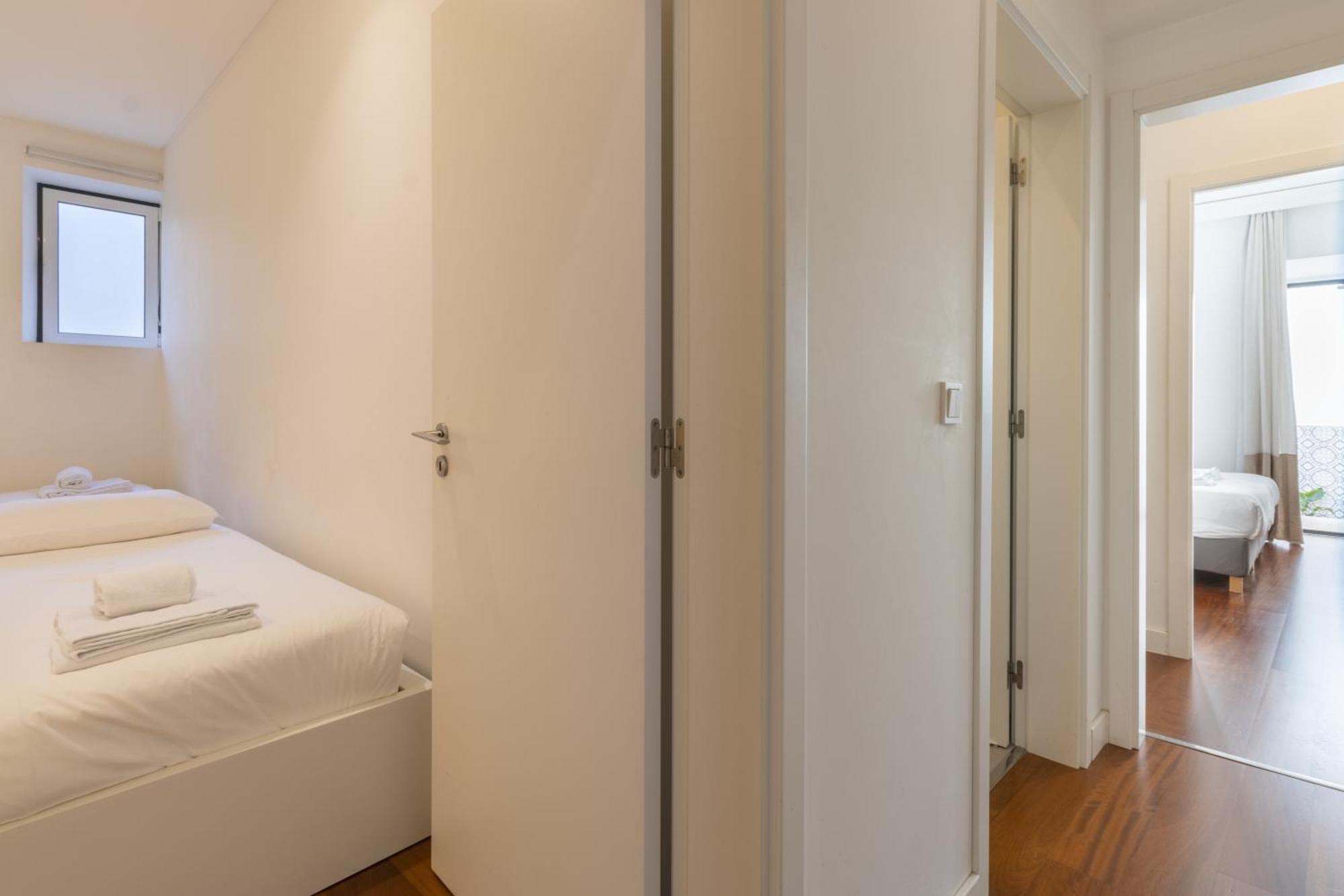 Modern 3Br, Terrace, Ac/Heating & Self Check-In Apartment Lisbon Luaran gambar