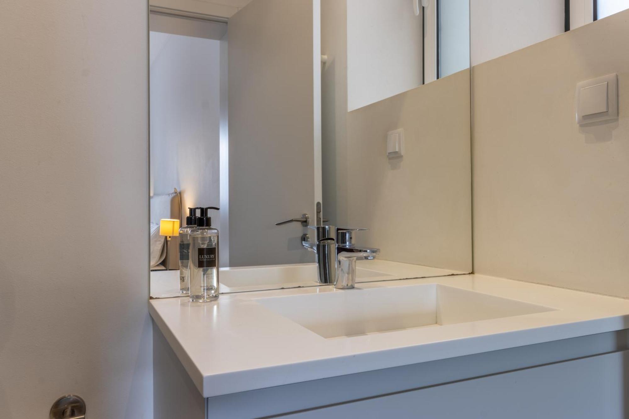 Modern 3Br, Terrace, Ac/Heating & Self Check-In Apartment Lisbon Luaran gambar
