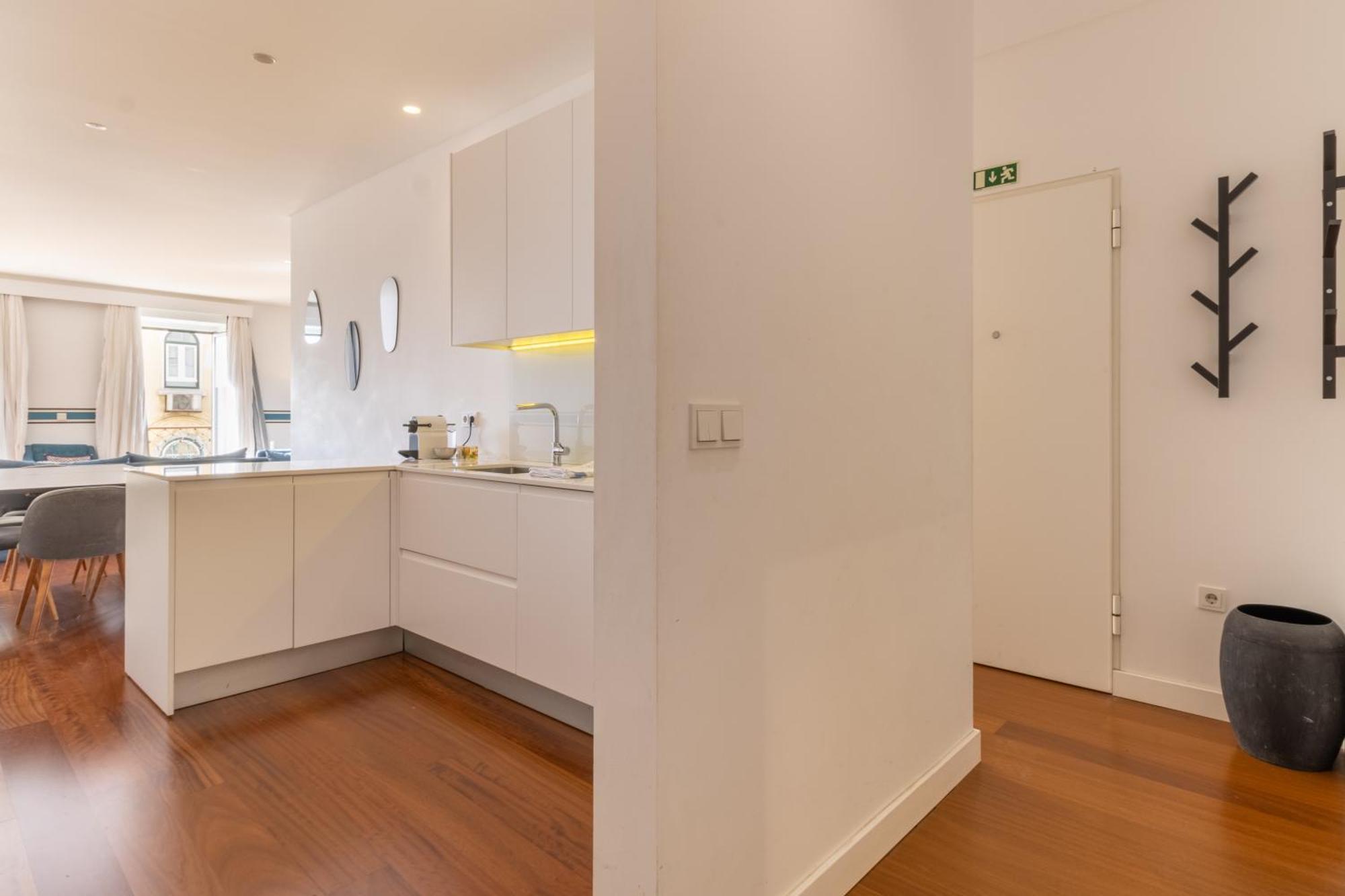 Modern 3Br, Terrace, Ac/Heating & Self Check-In Apartment Lisbon Luaran gambar