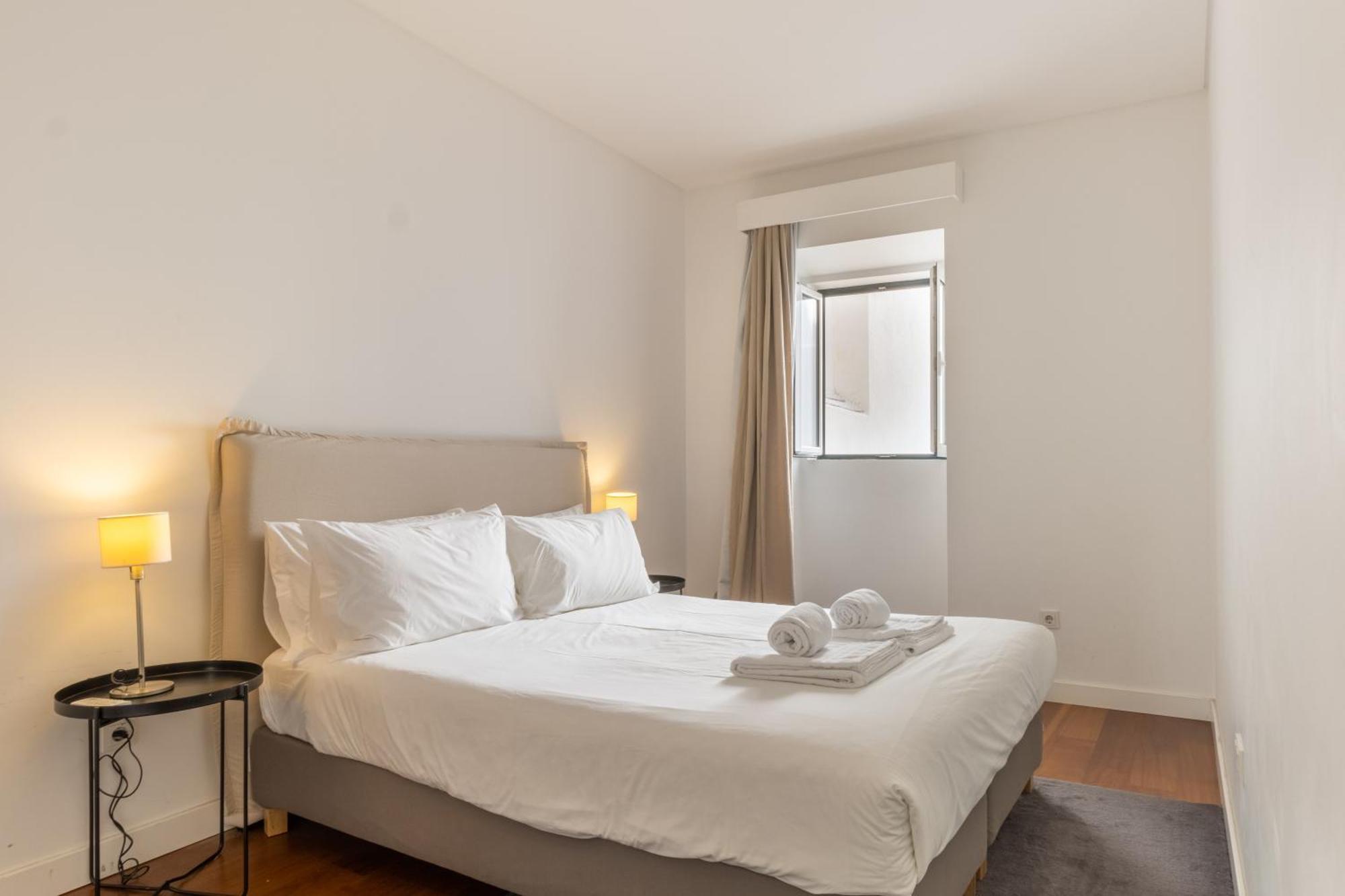 Modern 3Br, Terrace, Ac/Heating & Self Check-In Apartment Lisbon Luaran gambar