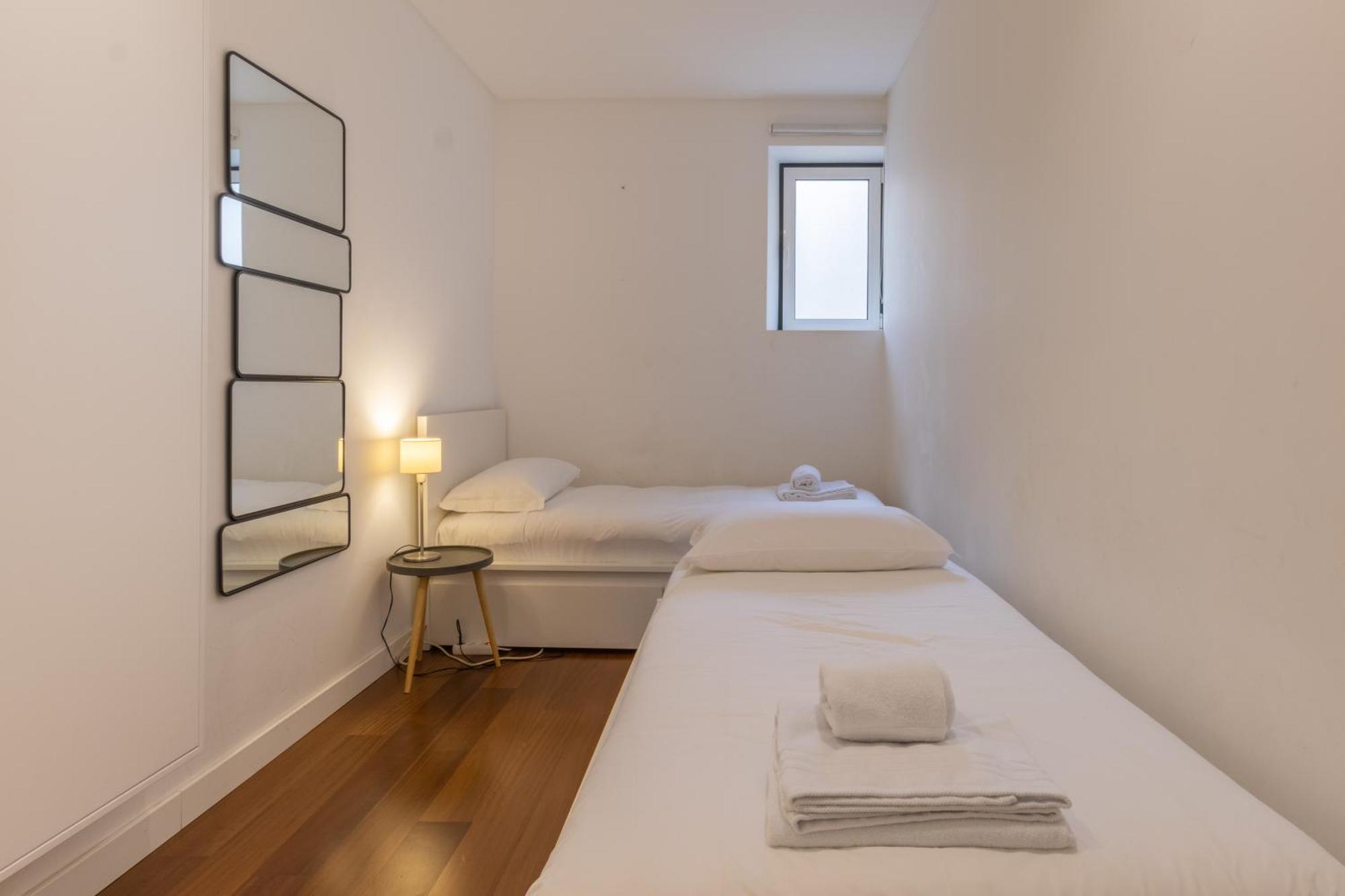 Modern 3Br, Terrace, Ac/Heating & Self Check-In Apartment Lisbon Luaran gambar