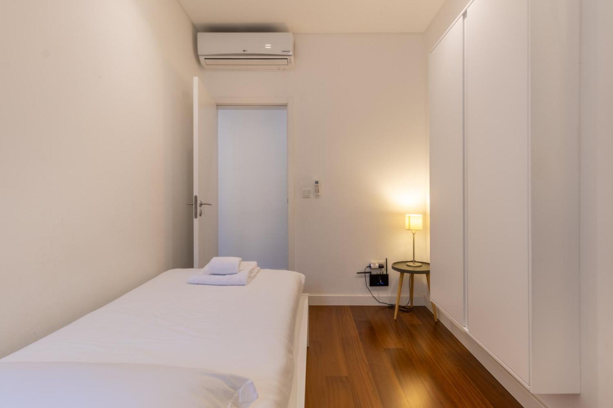 Modern 3Br, Terrace, Ac/Heating & Self Check-In Apartment Lisbon Luaran gambar