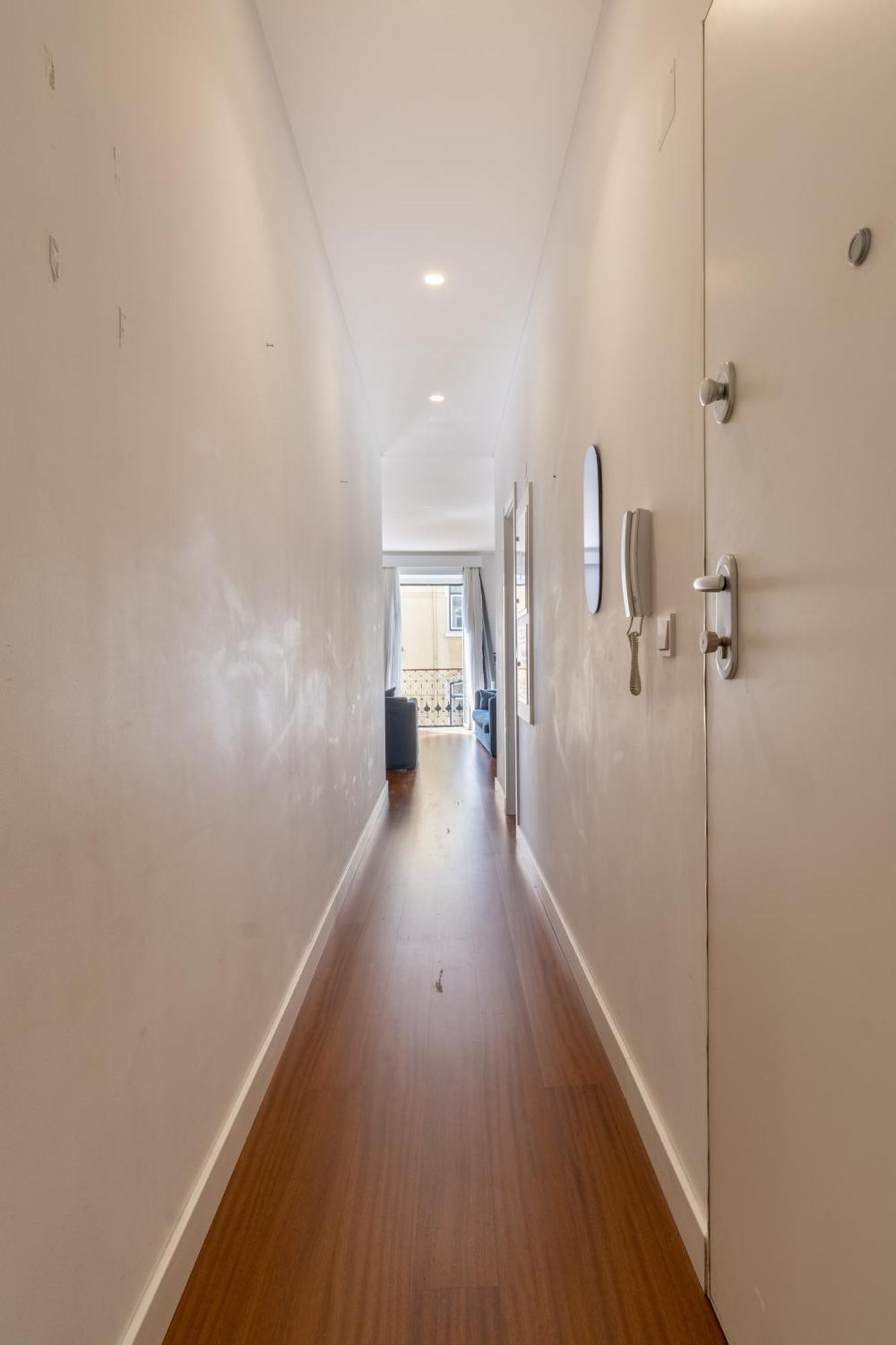 Modern 3Br, Terrace, Ac/Heating & Self Check-In Apartment Lisbon Luaran gambar