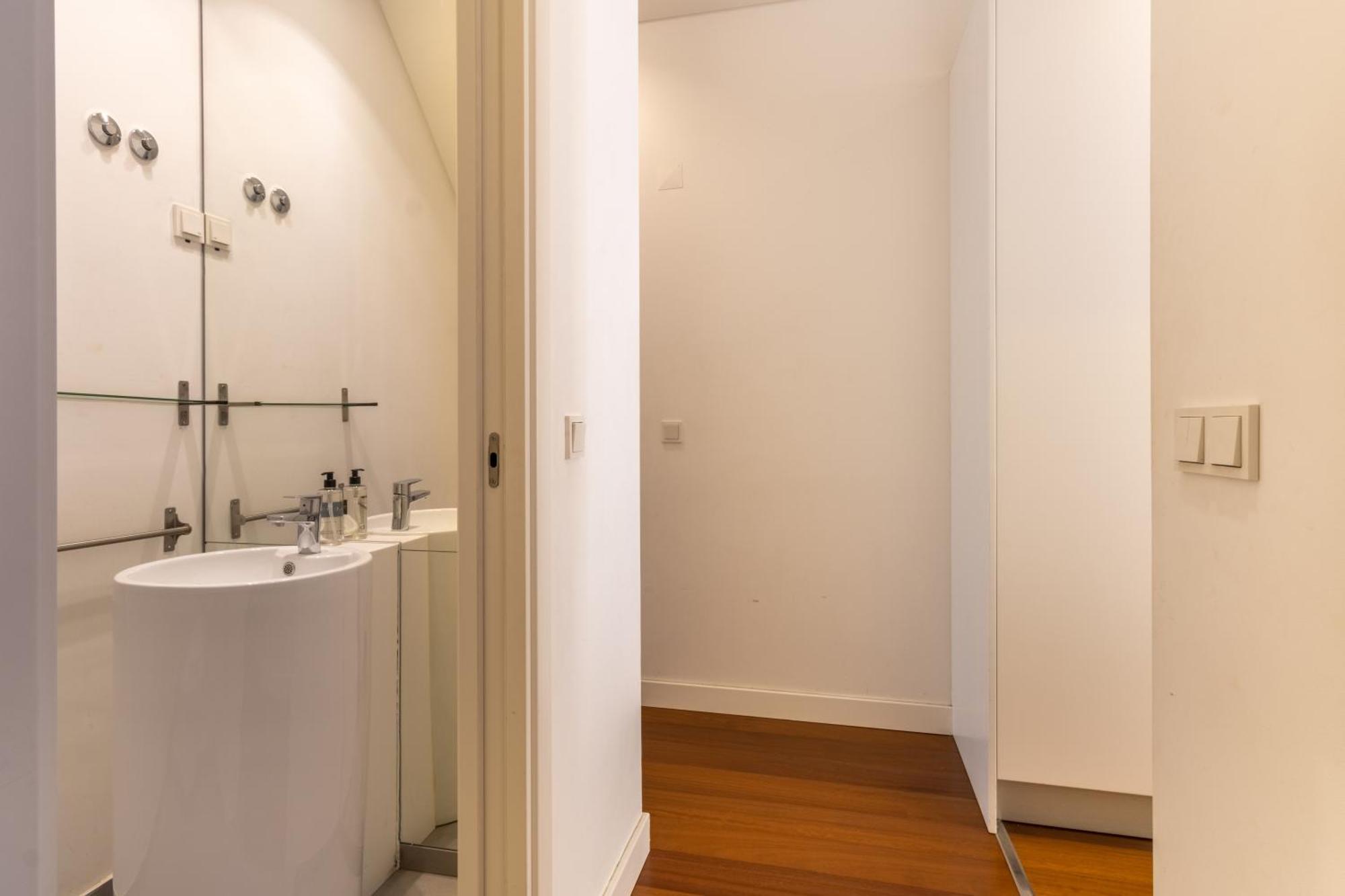 Modern 3Br, Terrace, Ac/Heating & Self Check-In Apartment Lisbon Luaran gambar