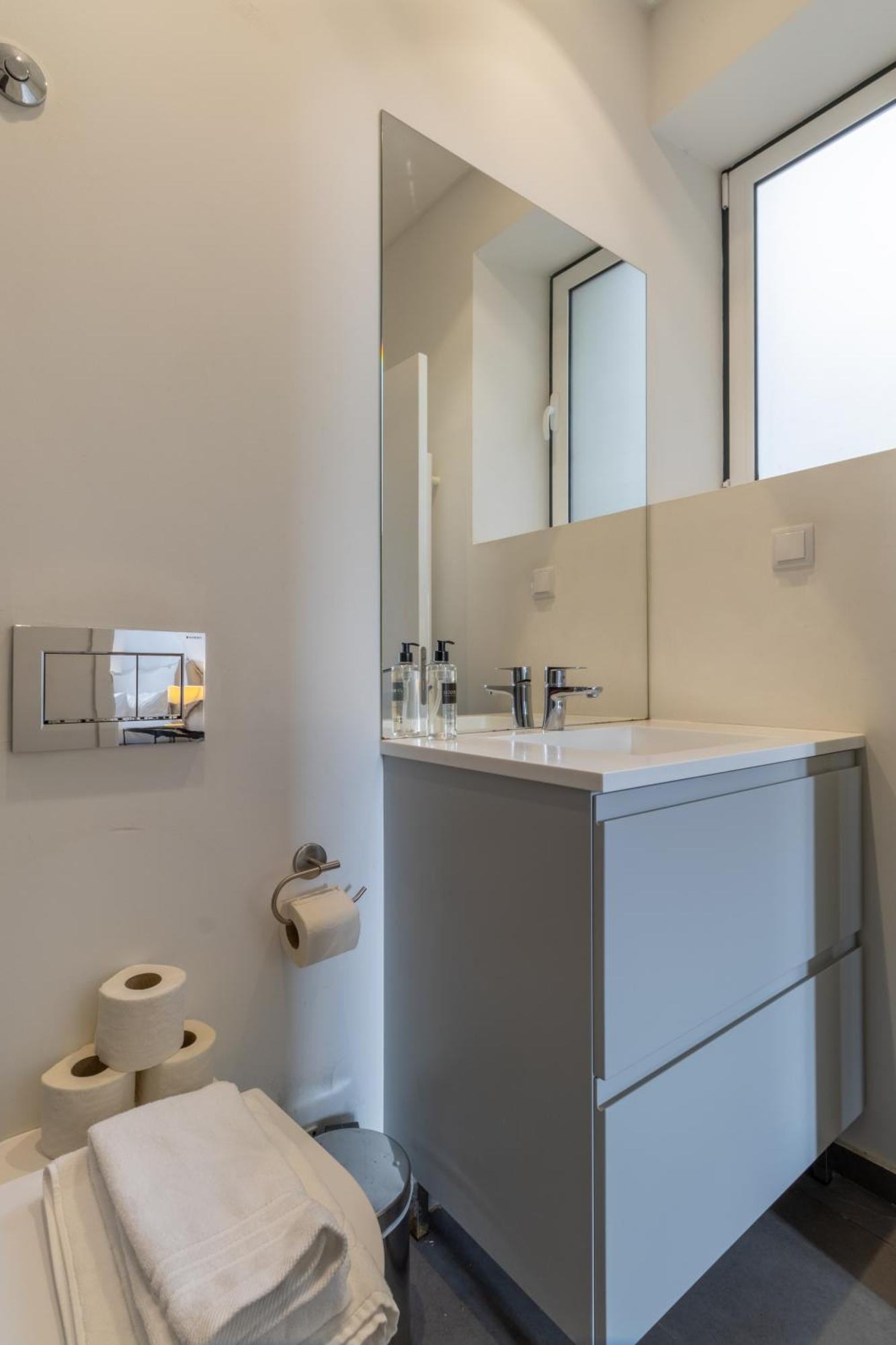 Modern 3Br, Terrace, Ac/Heating & Self Check-In Apartment Lisbon Luaran gambar
