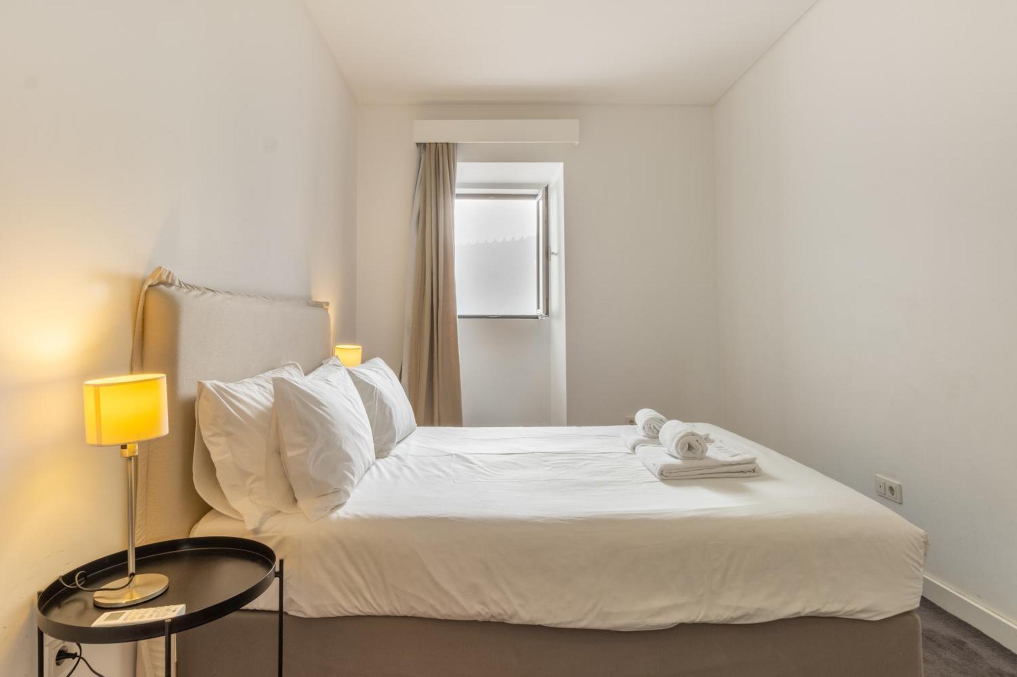 Modern 3Br, Terrace, Ac/Heating & Self Check-In Apartment Lisbon Luaran gambar
