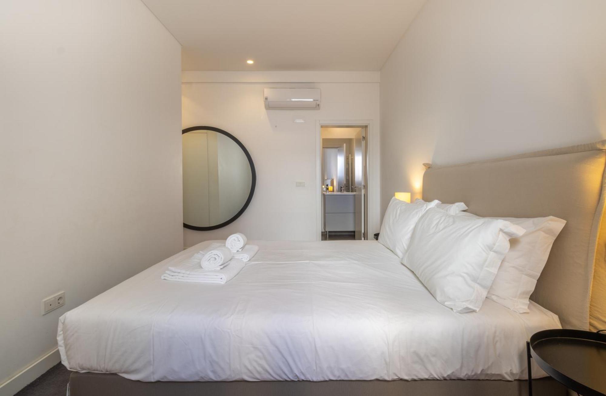Modern 3Br, Terrace, Ac/Heating & Self Check-In Apartment Lisbon Luaran gambar