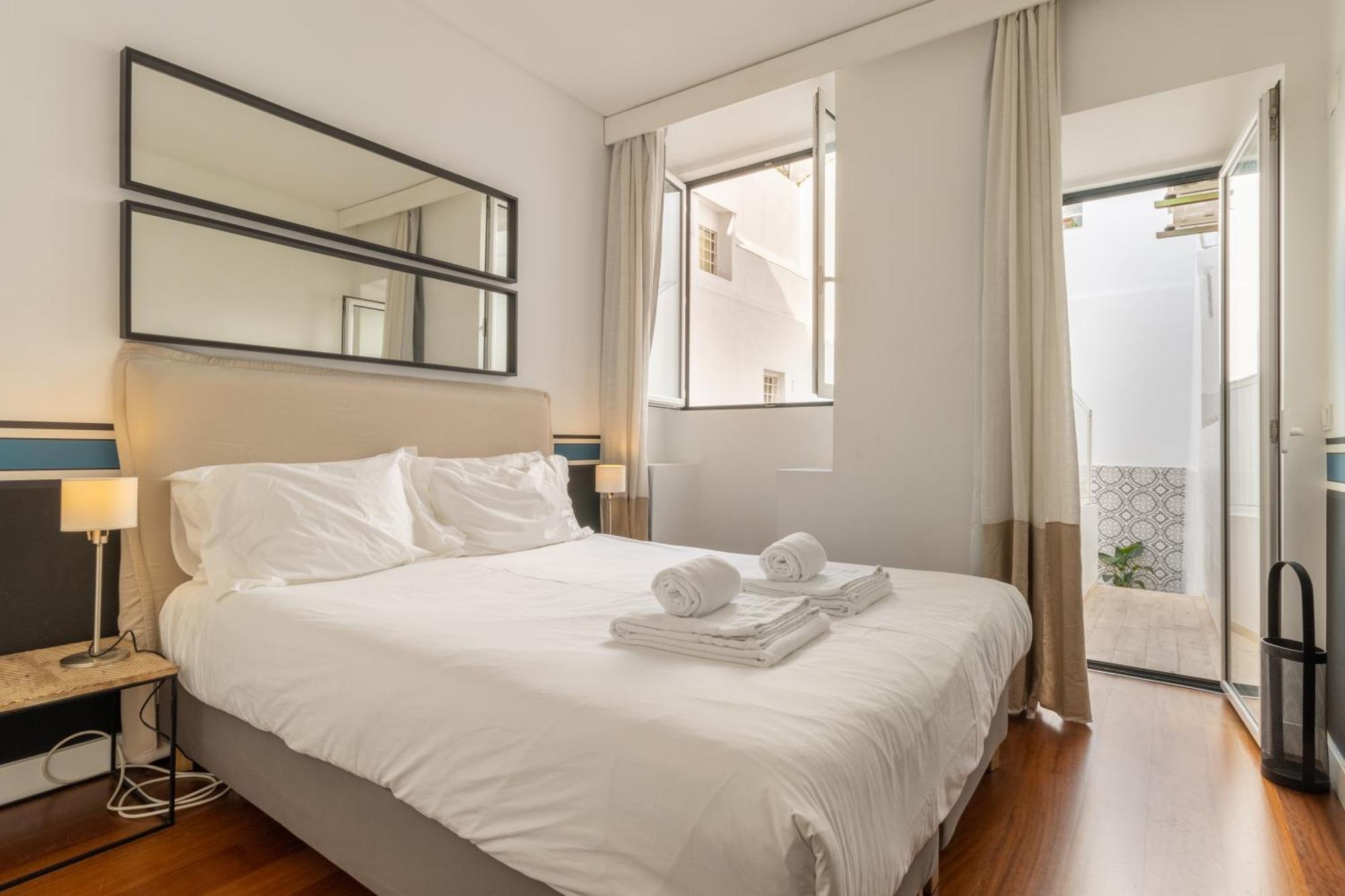 Modern 3Br, Terrace, Ac/Heating & Self Check-In Apartment Lisbon Luaran gambar
