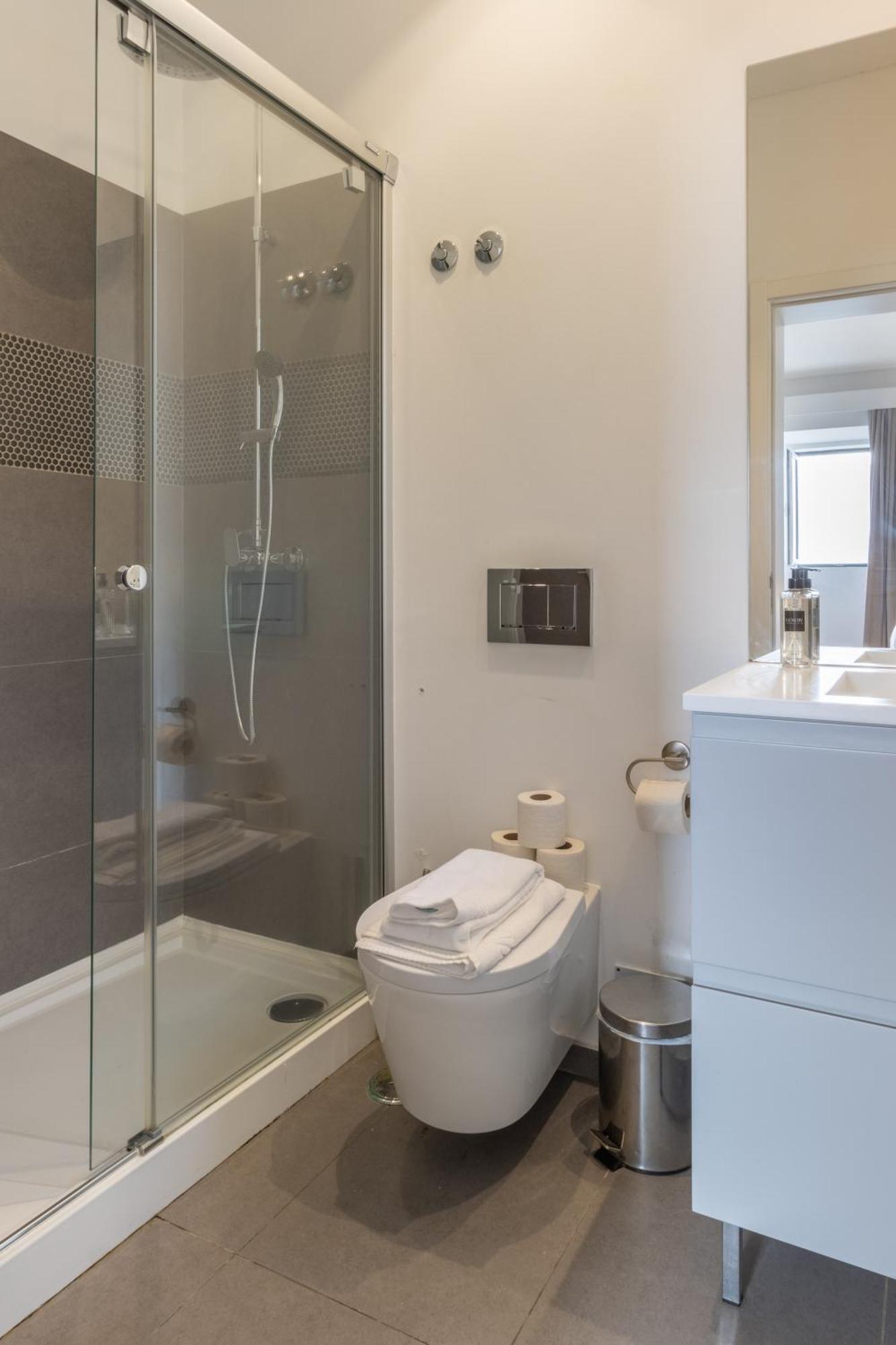 Modern 3Br, Terrace, Ac/Heating & Self Check-In Apartment Lisbon Luaran gambar